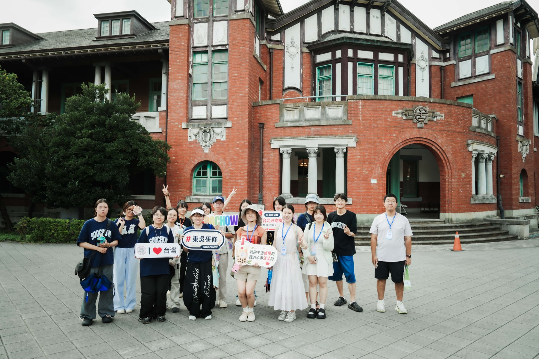 Soochow University program students gathered on campus in Taipei
