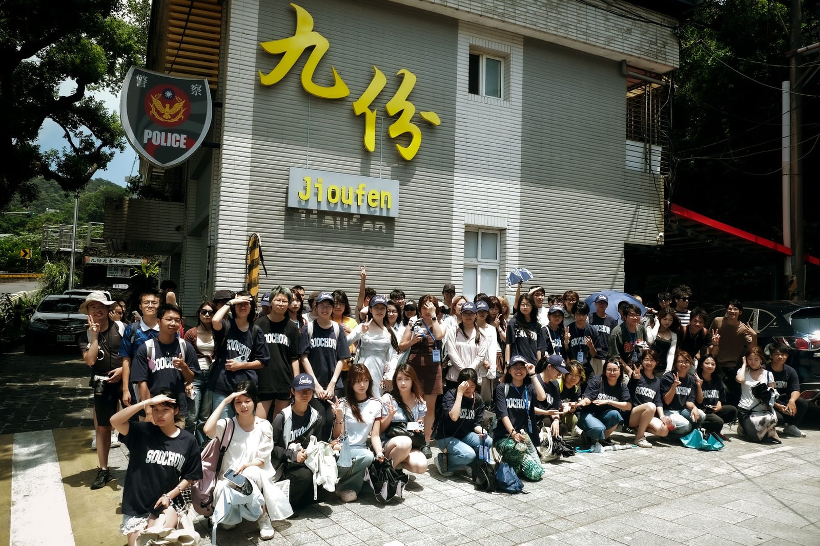 Soochow Winter Academy students gathered during a cultural visit