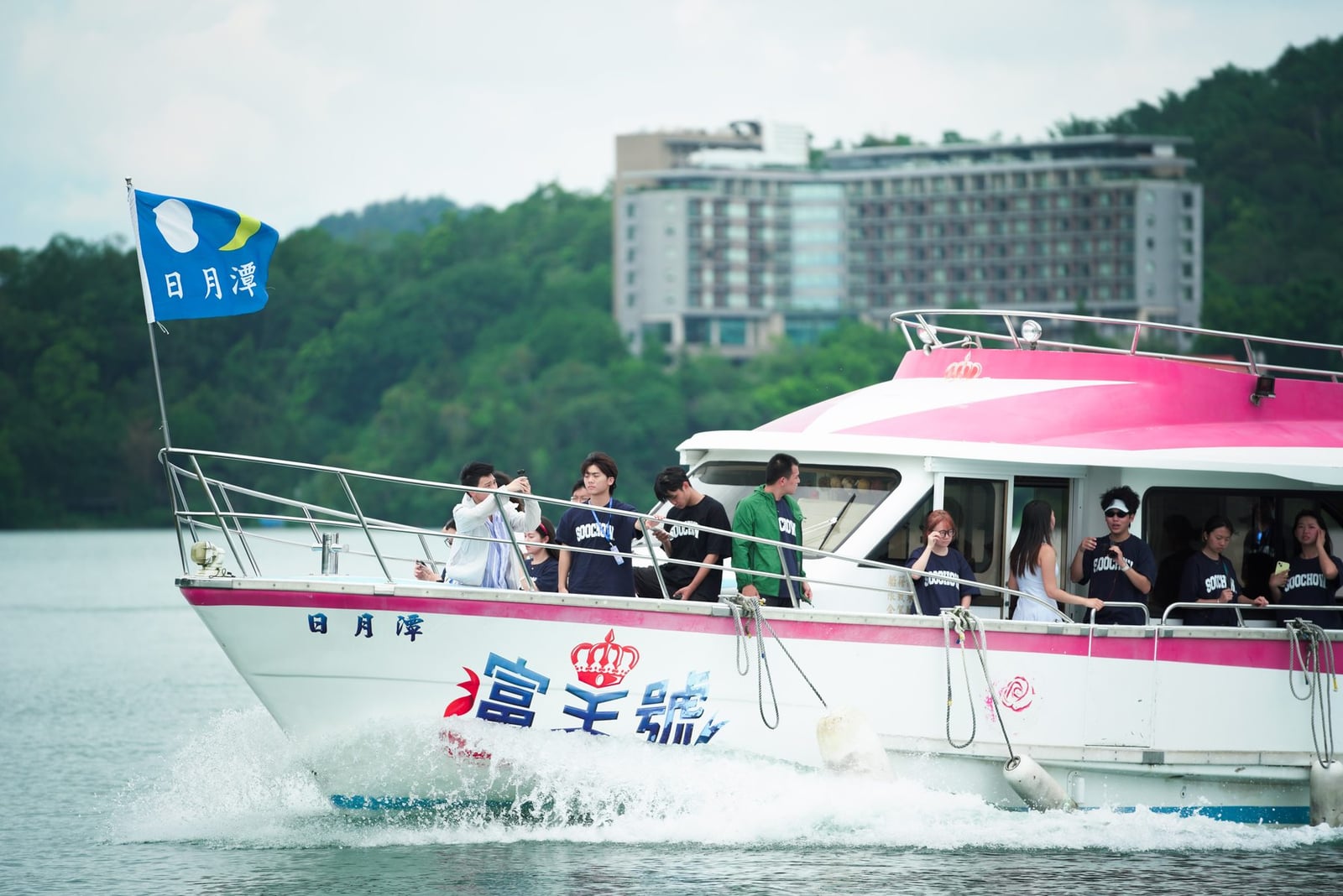 Soochow Winter Academy students traveling together by boat
