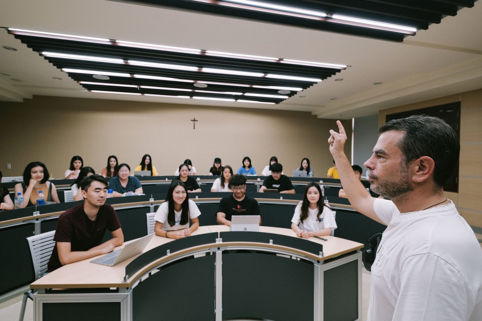 A faculty member leading a seminar for Soochow University International Programs students